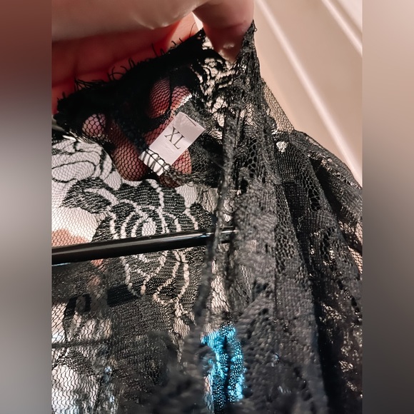 Basically brand new maternity photoshoot dress. Smoke free home. - Picture 3 of 4